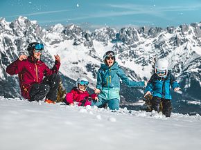 family-skiing-wilder-kaiser-1mathaeusgartner