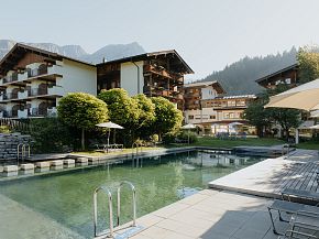 Hotel Kaiser mit Schwimmteich in Tirol