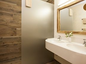 Separate contemporary bathroom in the Kaiser rooms