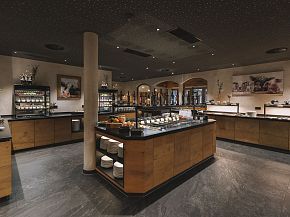 Elegantes Buffet im Hotel Kaiser in Tirol mit regionalen Spezialitäten.