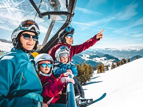 Familie im Skiurlaub in Scheffau, Wilder Kaiser (Tirol)