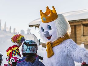 Fun mascots during a ski holiday with the children in Tyrol.