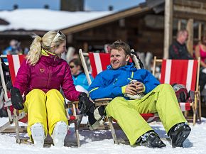 Entspannen auf Liegstühlen in der Skiwelt Wilder Kaiser.