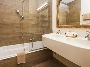 Modernes Badezimmer